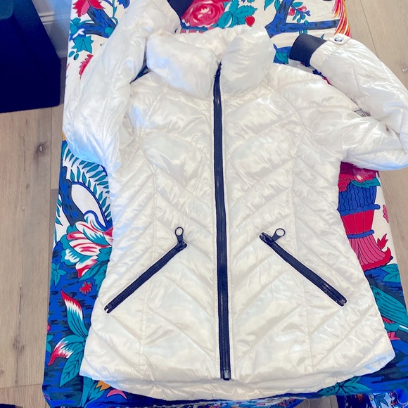 NWOT Guess Pearl White and Black Medium Puffer Jacket - Picture 1 of 4